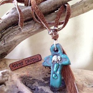 Collier croix cuir Hippie chic éléphant Atome CROCHU ®