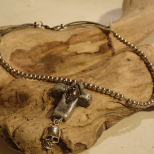 Collier croix gris argenté avec tête de mort acier ATOME CROCHU ®