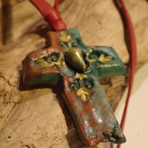 Collier croix Hippie chic rouge/bleu et or avec coquillage Atome CROCHU ®