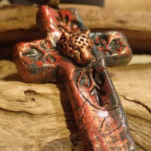 Collier croix Hippie chic rouge/bleu avec tête de léopard Atome CROCHU ®