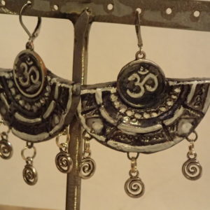 Boucles d'oreilles OM INDIEN BOUDDHISTE  grises et blanches Atome CROCHU ®