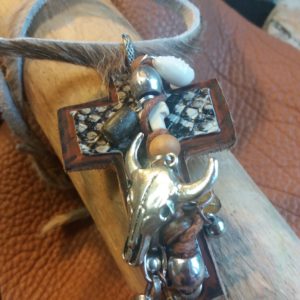 Collier Croix cuir peaux croco Hippie chic