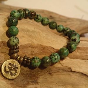 Bracelet en pierres turquoise d'Afrique médaille OM cuivrée