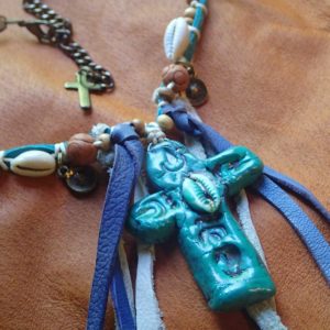 collier croix HIPPIE STYLE cuirs et cauris