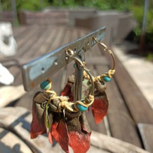 Boucles d'oreilles  créoles cuir rouge et kaki Atome crochu®