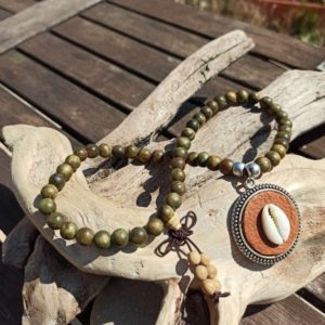Collier Hippie chic en bois de santal  et coquillage CAURIS Atome CROCHU®