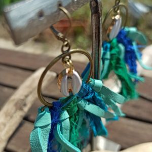 Boucles d'oreilles créoles tons turquoise vert menthe avec cauris Atome crochu®
