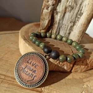 Bracelet bois de santal vert médaille cuir avec texte LIVE YOUR DREAMS ♥