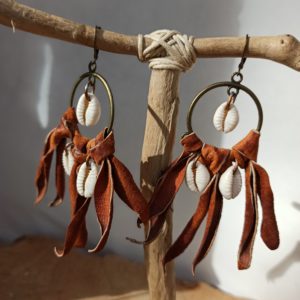 Boucles d'oreilles créoles camel cuir HippieStyle Cauris coquillage Atome crochu®