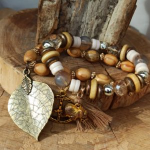 2 Bracelets beige crème - perles dorées, feuille cuivrée, peace and love et éléphant
