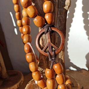 Grand sautoir perles camel caramel bois avec peace and love et perles cuivre et céramique