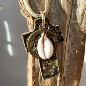 collier Hippie bohème croix kaki cuir avec Coquillage et peace & love Atome crochu bijoux