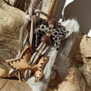 bracelet cuir et peaux ethnique étoiles et patine vintage signé Atome crochu bijoux